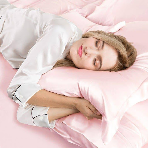 10 Silk Pillowcase Benefits for Sleep, Skin, and Hair